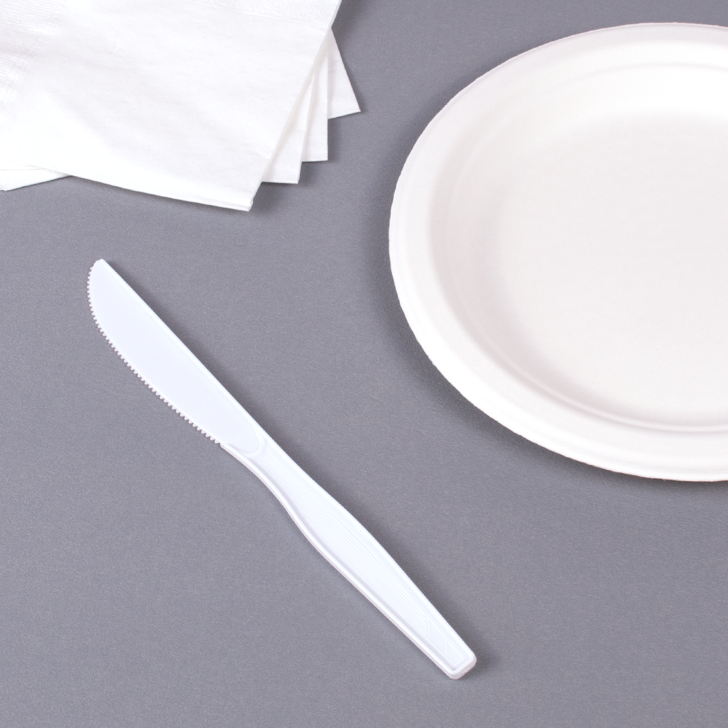 Wholesale PS Plastic Medium-Heavy Weight Knives Bulk Box White - 1,000 ct